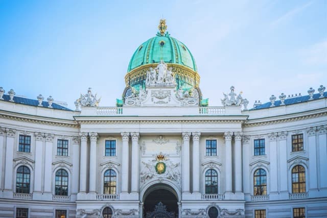 Discover Klimt's Masterpiece The Kiss at the Belvedere Museum